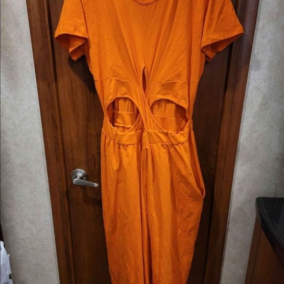 Red doll maxi peek a bo dress - Picture 2 of 3